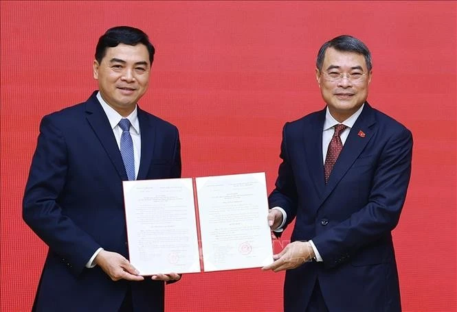 Thủ tướng Lê Minh Hưng trao Quyết định về việc điều động, bổ nhiệm ông Nguyễn Hoài Anh, Ủy viên Trung ương Đảng, Chủ tịch Ủy ban nhân dân tỉnh Thanh Hóa giữ chức Thứ trưởng Thường trực Bộ Dân tộc và Tôn giáo. Ảnh: Dương Giang/TTXVN