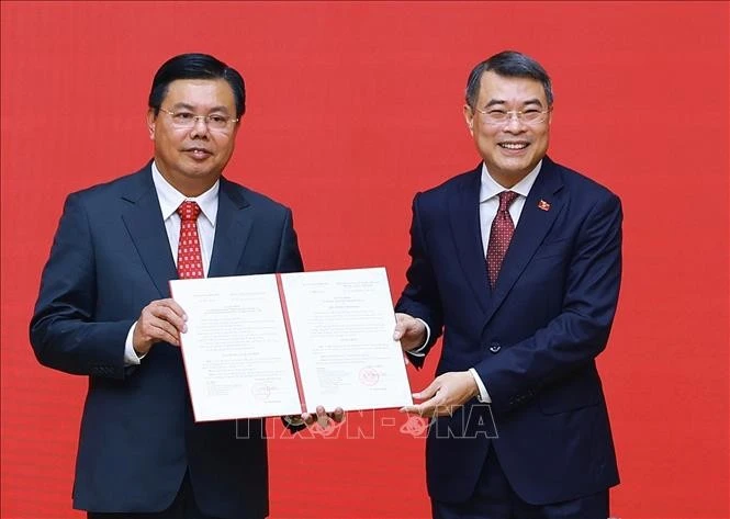 Thủ tướng Lê Minh Hưng trao Quyết định về việc điều động ông Nguyễn Tiến Hải, Ủy viên Trung ương Đảng, Bí thư Tỉnh ủy An Giang về công tác tại Bộ Nội vụ, giao Quyền Bộ trưởng Bộ Nội vụ. Ảnh: Dương Giang/TTXVN