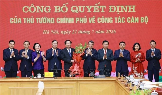 Thủ tướng Lê Minh Hưng cùng lãnh đạo Chính phủ chúc mừng đồng chí Đỗ Thanh Bình nhận nhiệm vụ mới. Ảnh: Dương Giang/TTXVN