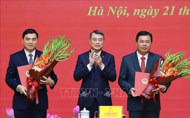 Thủ tướng Lê Minh Hưng trao Quyết định về việc điều động ông Nguyễn Tiến Hải, Ủy viên Trung ương Đảng, Bí thư Tỉnh ủy An Giang về công tác tại Bộ Nội vụ, giao Quyền Bộ trưởng Bộ Nội vụ và ông Nguyễn Hoài Anh, Ủy viên Trung ương Đảng, Chủ tịch Ủy ban nhân dân tỉnh Thanh Hóa giữ chức Thứ trưởng Thường trực Bộ Dân tộc và Tôn giáo. Ảnh: Dương Giang/TTXVN