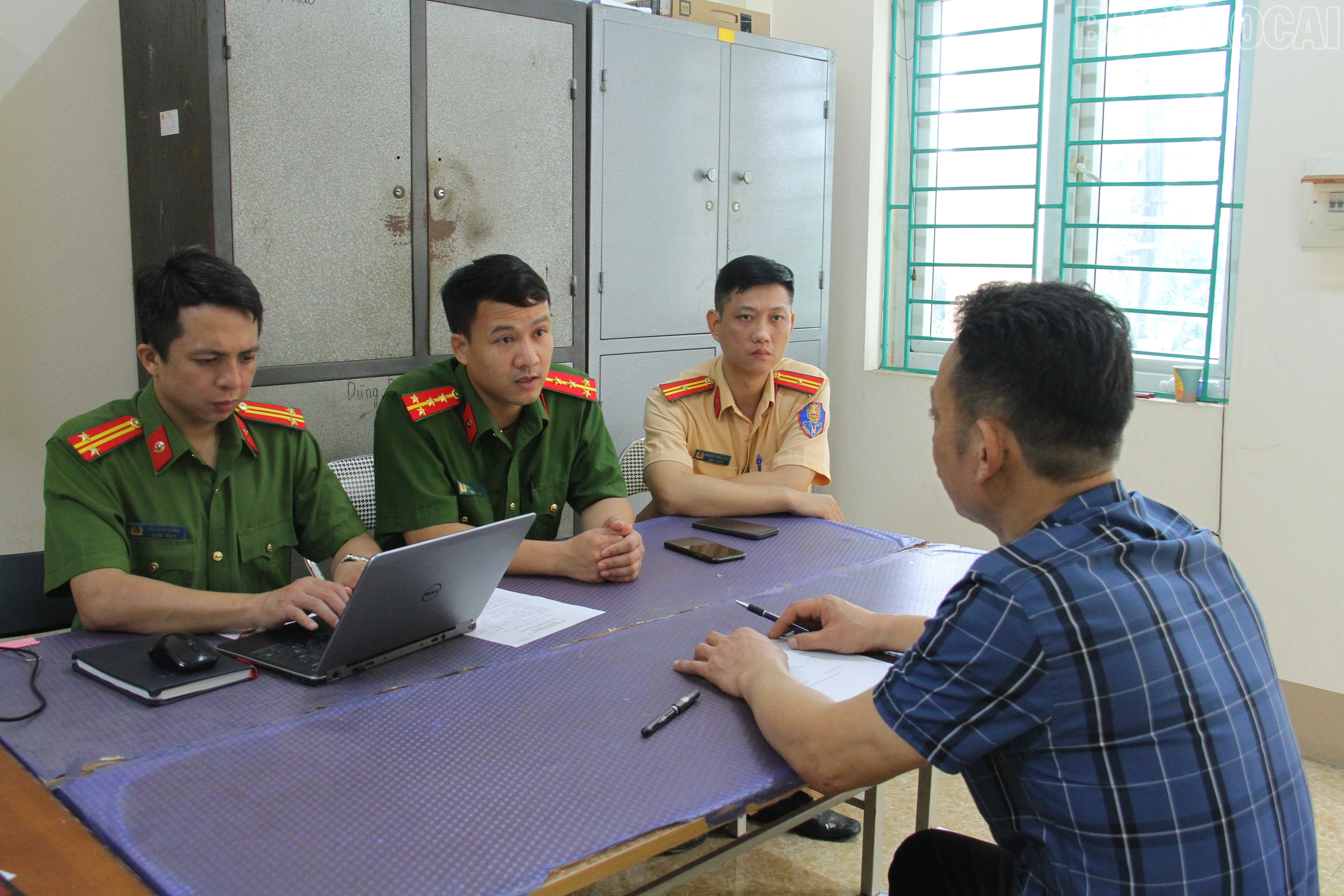 Lực lượng chức năng làm việc với Nguyễn Văn Thắng.