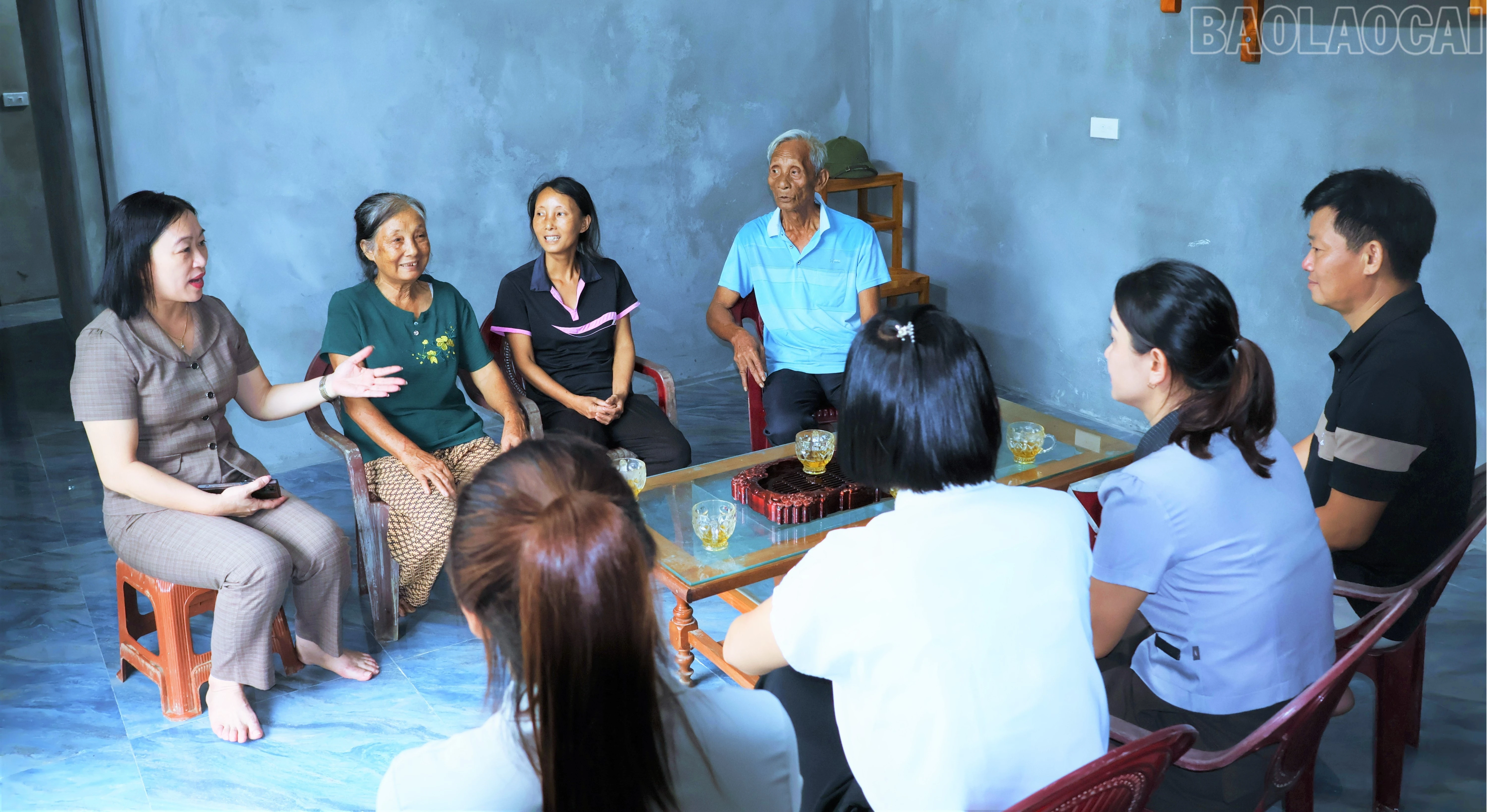 baolaocai-tr_lanh-dao-xa-luc-yen-den-tham-va-dong-vien-gia-dinh-7920.jpg