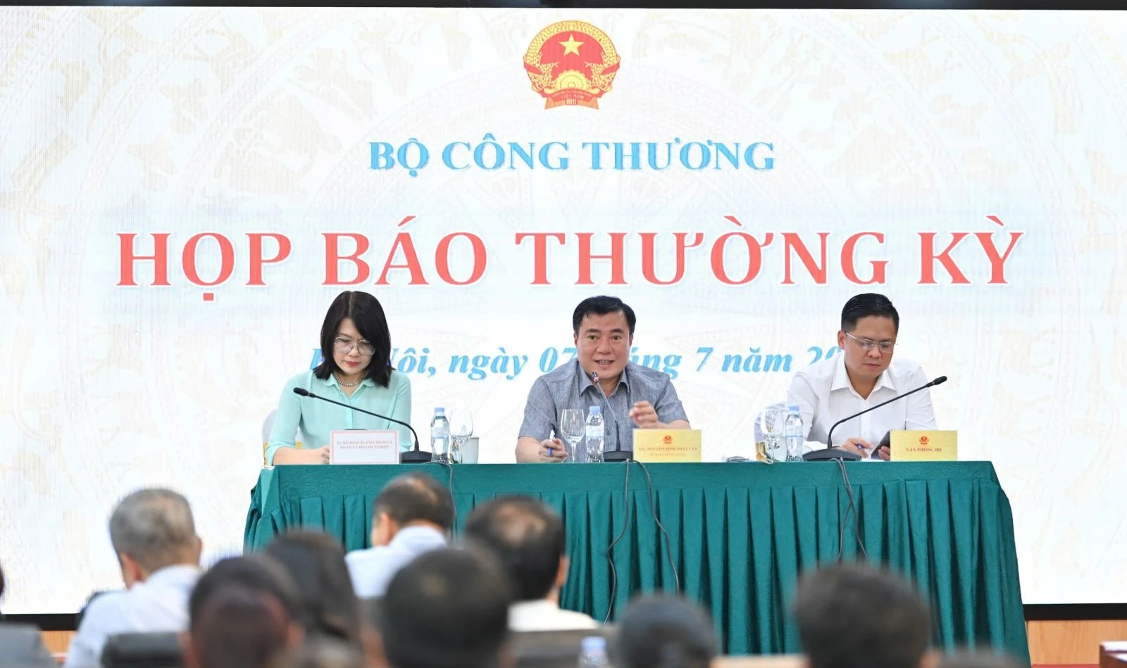 Quang cảnh họp báo.