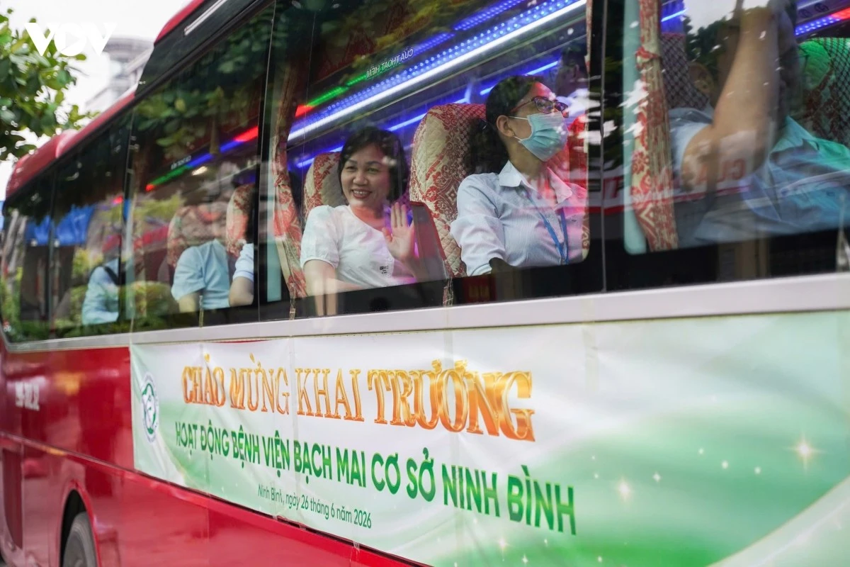 Sau đó toàn bộ cán bộ, nhân viên y tế được bố trí xe ô tô trung chuyển đưa đón thẳng đến Bệnh viện Bạch Mai cơ sở 2 để bắt đầu ca làm việc. Chiều ngược lại, tàu PL2 rời ga Phủ Lý lúc 17h20 phút và về đến ga Hà Nội lúc 18h30 phút.