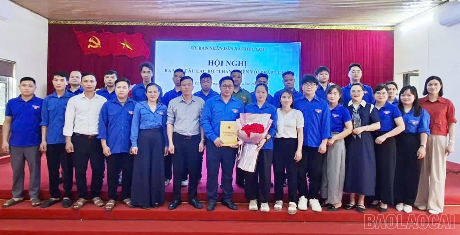 baolaocai-br_lanh-dao-xa-trao-quyet-dinh-va-tang-hoa-chuc-mung-cac-thanh-vien-trong-cau-lac-bo.jpg