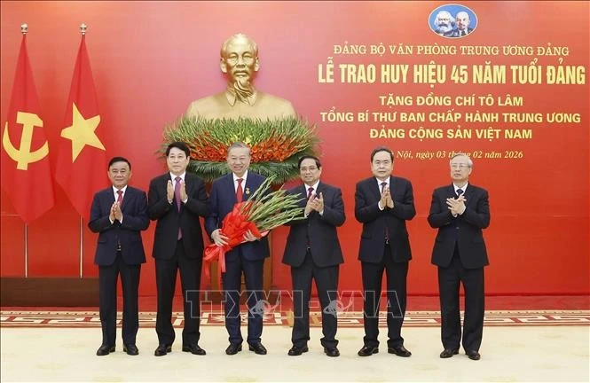Các đồng chí lãnh đạo, nguyên lãnh đạo chủ chốt tặng hoa chúc mừng Tổng Bí thư Tô Lâm.