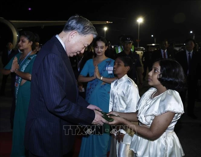 Tổng Bí thư, Chủ tịch nước Tô Lâm tại sân bay quốc tế Bandaranaike.