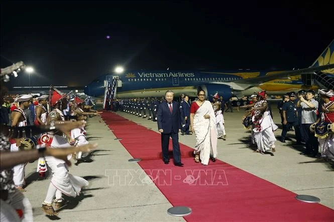 Thủ tướng Sri Lanka Harini Amarasuriya đón Tổng Bí thư, Chủ tịch nước Tô Lâm tại sân bay quốc tế Bandaranaike.
