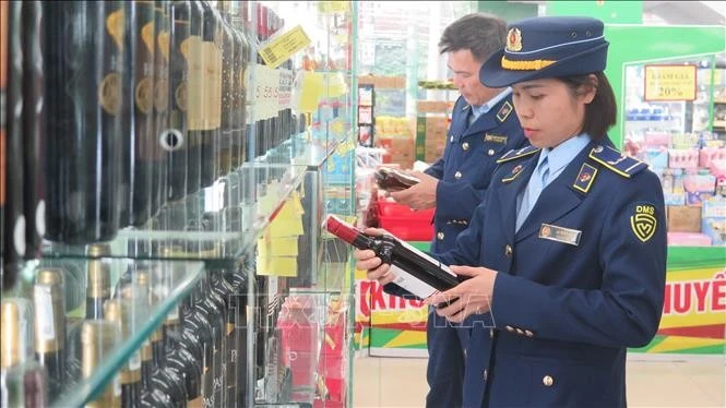 Lực lượng quản lý thị trường kiểm tra hàng hóa tại một siêu thị trên địa bàn tỉnh Lào Cai.