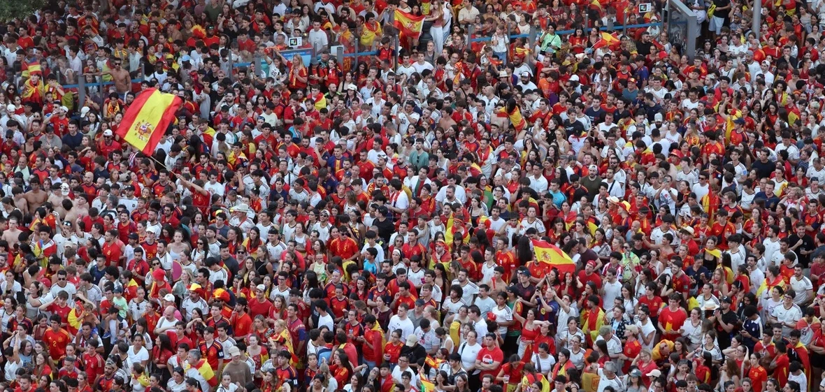 Biển người nhuộm đỏ quảng trường Cibeles ăn mừng chức vô địch World Cup 2026 của thầy trò Luis de la Fuente.