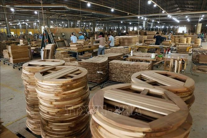 Công ty TNHH Đức Toàn Bình Định ở Khu kinh tế Nhơn Hội, tỉnh Gia Lai xuất khẩu các sản phẩm đồ gỗ ngoại thất, sang thị trường Châu Âu, đạt doanh thu hơn 3 triệu USD/năm, tạo việc làm ổn định cho hơn 200 lao động.