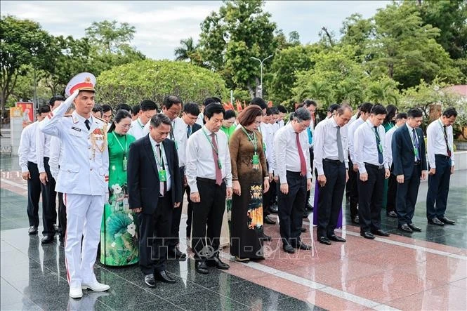 Đoàn đại biểu Hội Nông dân Việt Nam tưởng niệm các Anh hùng liệt sĩ. Ảnh: Lê Đông/TTXVN