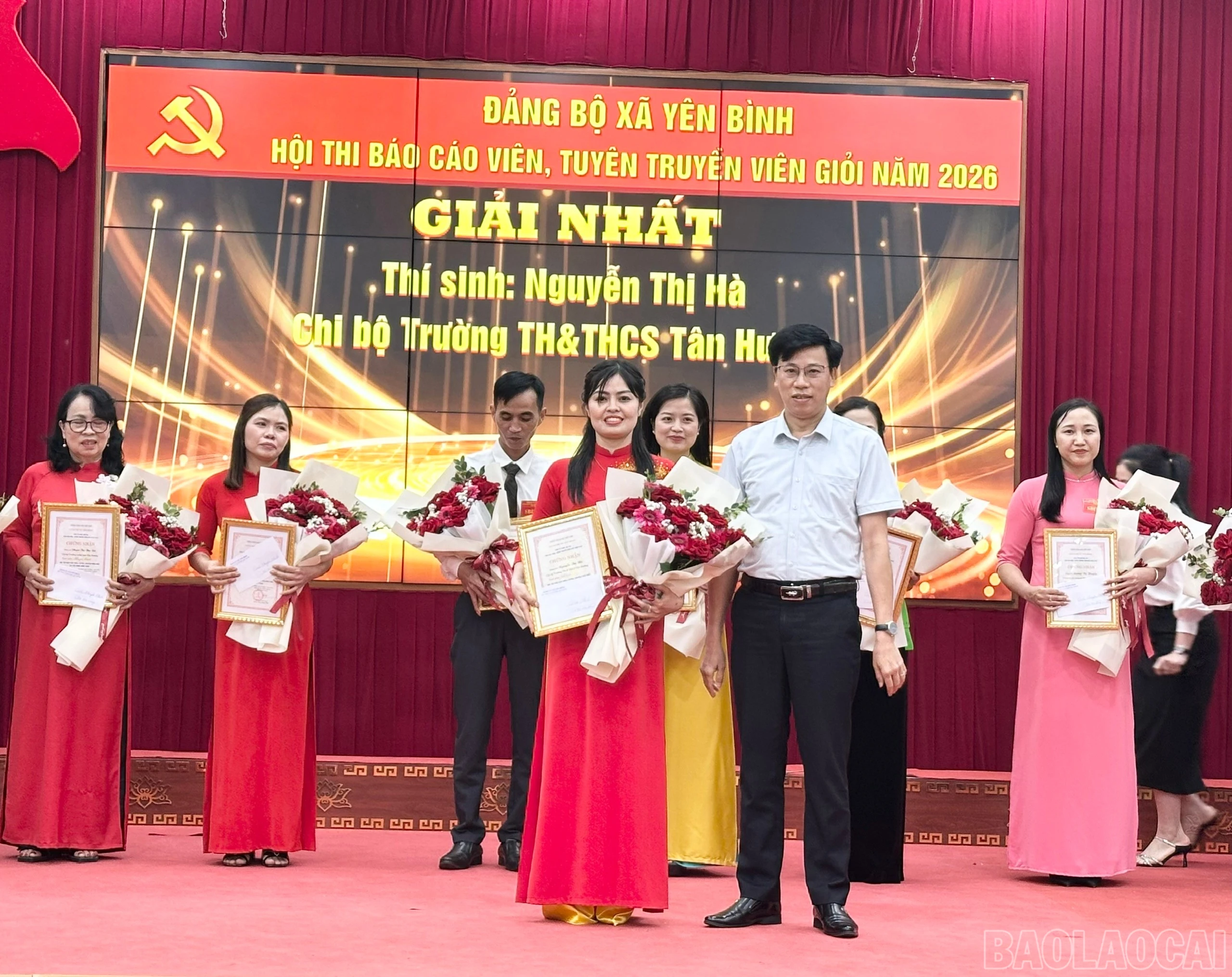 baolaocai-br_dong-chi-le-minh-duc-bi-thu-dang-uy-chu-tich-hdnd-xa-trao-giai-nhat-hoi-thi.jpg