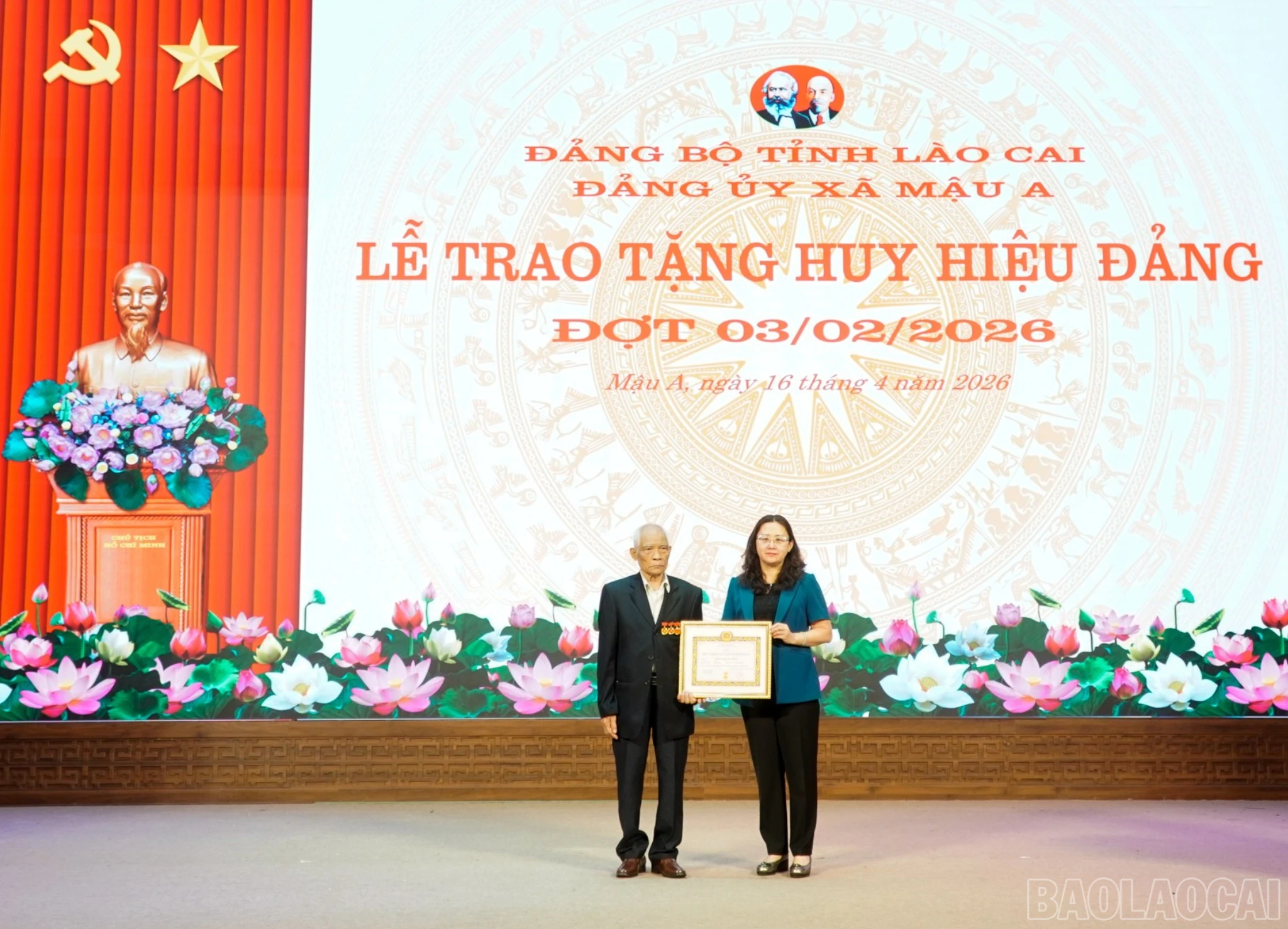 baolaocai-br_dong-chi-pho-bi-thu-tinh-uy-giang-thi-dung-trao-huy-hieu-65-nam-tuoi-dang-tang-dang-vientran-manh-doai-9935.jpg