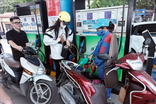Mua bán xăng dầu tại một điểm kinh doanh xăng dầu của PVOIL ngày 1/6.