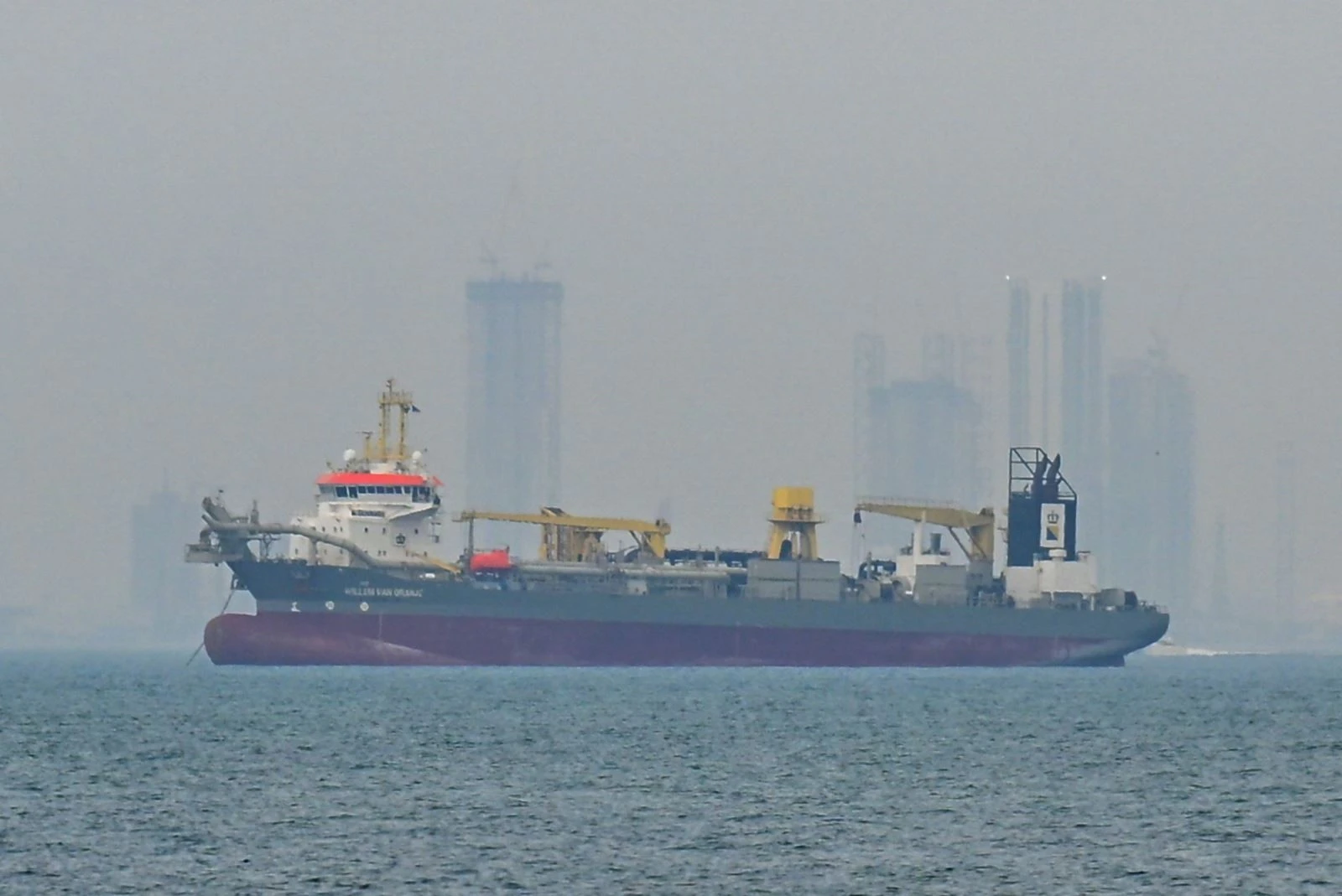 Tàu chở hàng thả neo ngoài khơi bờ biển Các tiểu vương quốc Arab thống nhất (UAE) ngày 2/3/2026, khi tuyến đường hàng hải bị gián đoạn ở eo biển Hormuz khi xung đột bùng phát giữa Mỹ-Israel và Iran.