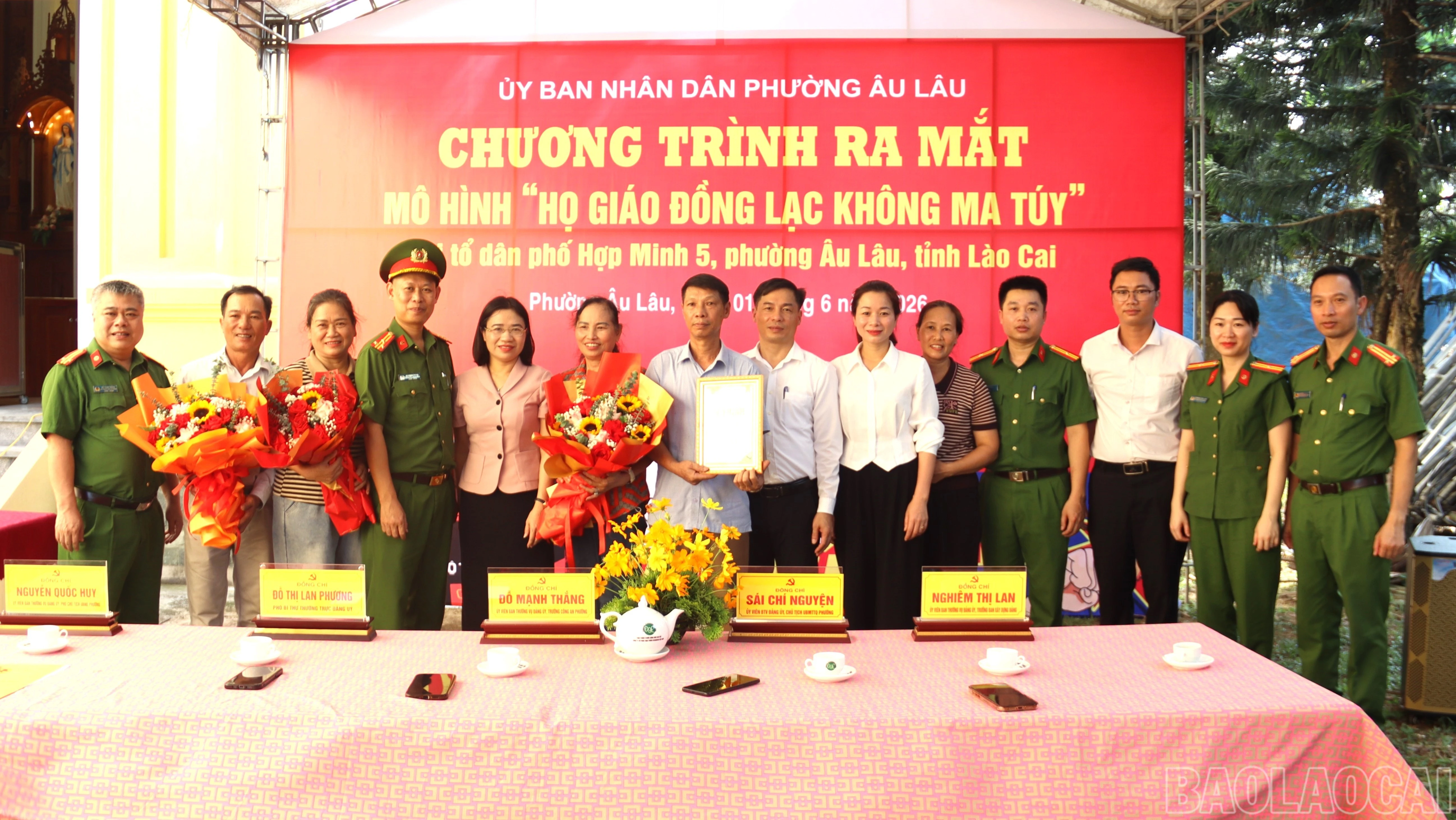 baolaocai-br_phuong-au-lau-trao-quyet-dinh-tang-hoa-chuc-mung-ca-thanh-vien-mo-hinh-giao-ho-dong-lac-khong-ma-tuy-anh-thanh-nghi-9-9006.jpg