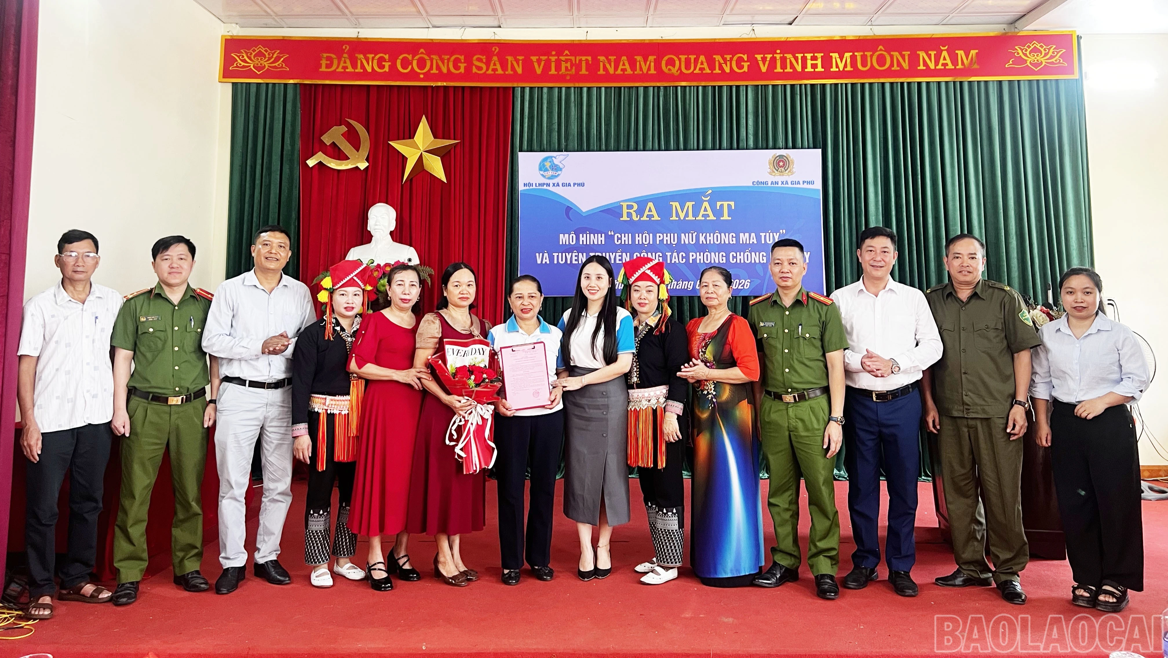 baolaocai-br_cac-dong-chi-lanh-dao-uy-ban-mat-tra-to-quoc-viet-nam-hoi-lhpn-cong-an-cac-doan-the-thon-trao-quyet-dinh-va-tang-hoa-chuc-mung-2-9849.jpg