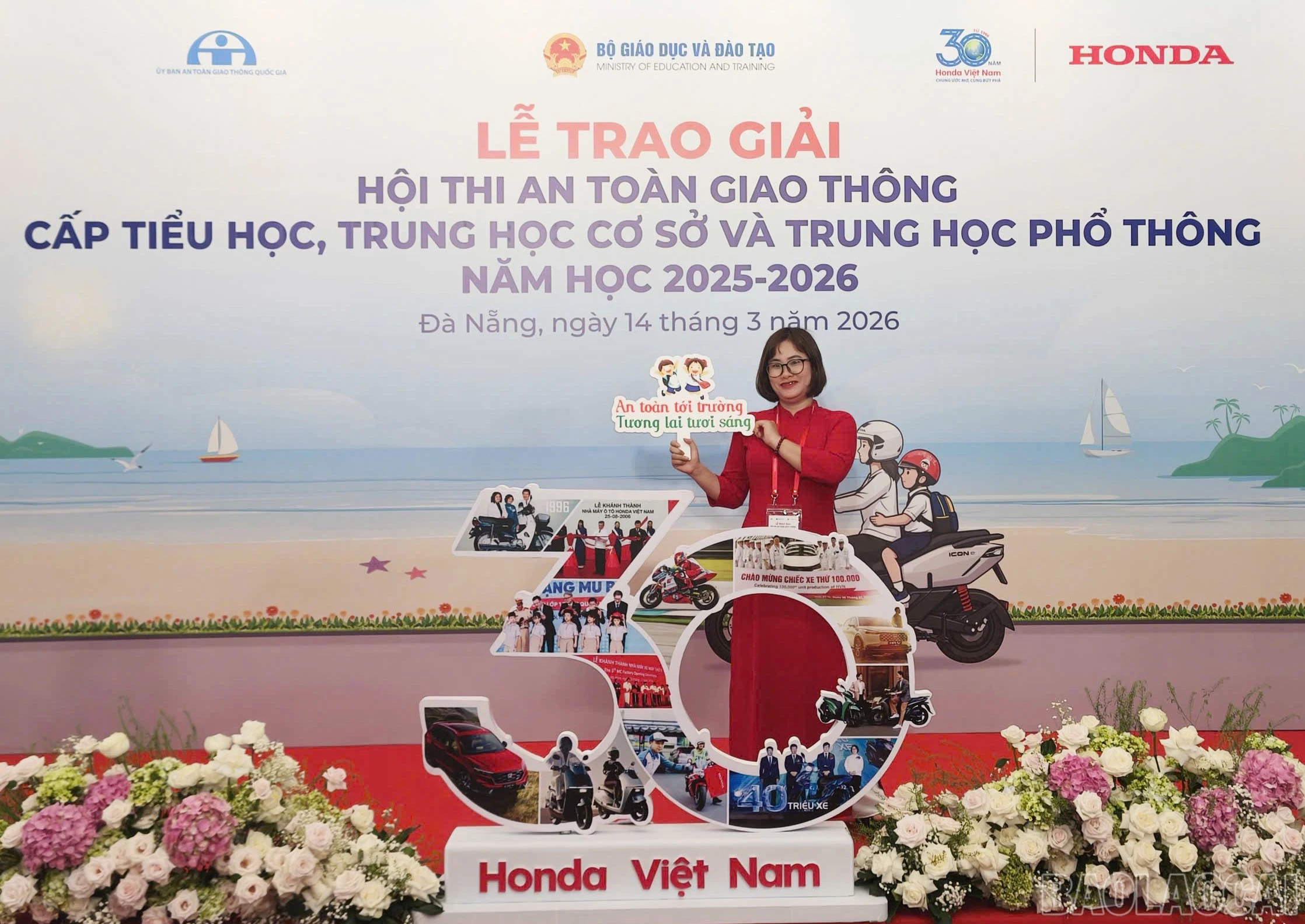 baolaocai-br_3-co-giao-nong-thi-hien-chup-anh-luu-niem-voi-tai-hoi-thi.jpg