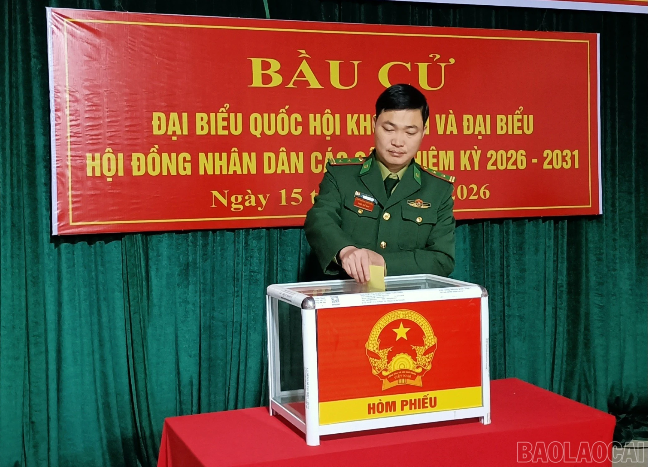 Cử tri Đồn Biên phòng Trịnh Tường bỏ phiếu bầu cử.