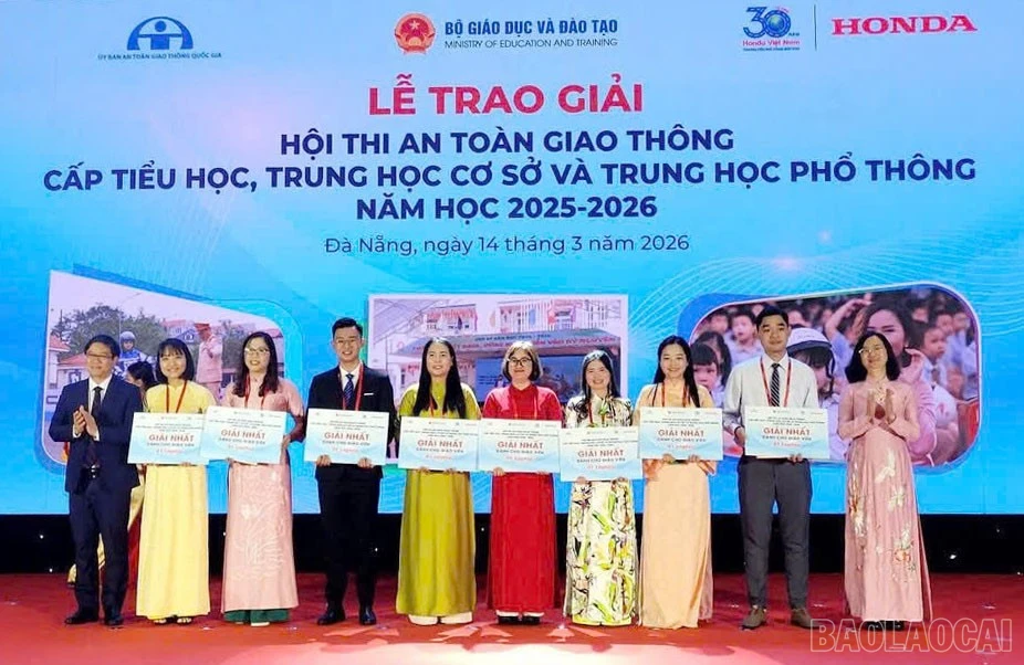 baolaocai-br_1-ban-to-chuc-trao-giai-cho-cac-thi-sinh-dat-thanh-tich-cao-trong-hoi-thi-1368.jpg