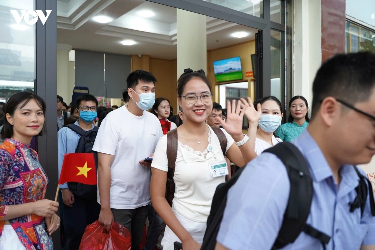 Sau hơn 1 tiếng di chuyển, đoàn tàu đã đến ga Phủ Lý lúc 7h22 phút.
