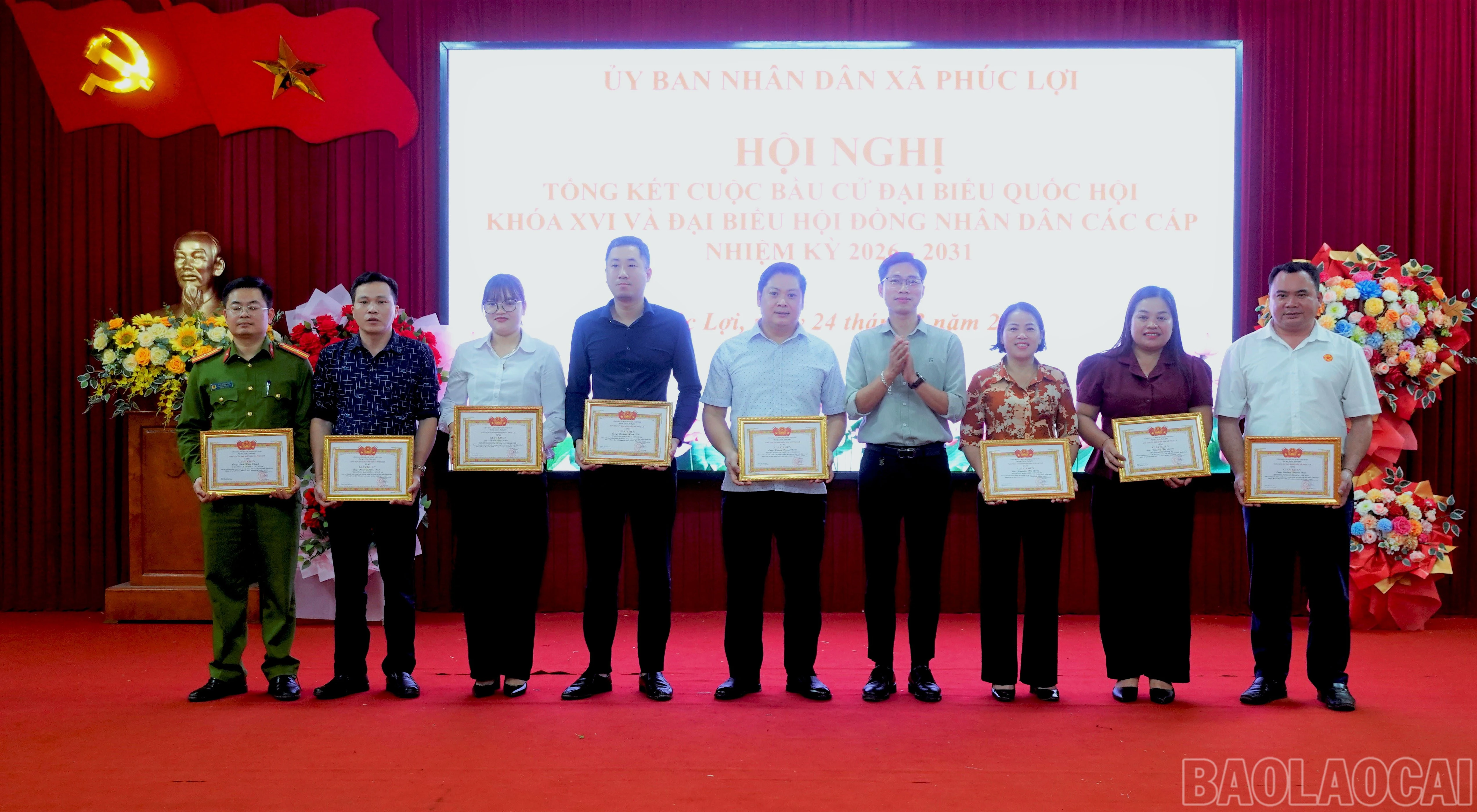 baolaocai-br_khen-thuong-cac-tap-the-ca-nhan-co-thanh-tich-xuat-sac-trong-cong-tac-bau-cu.jpg