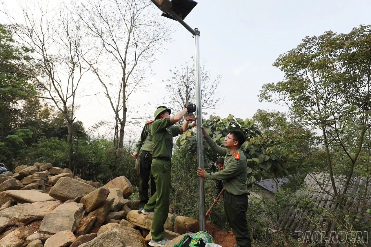 baolaocai-br_anh-den-moi-gop-phan-giu-binh-yen-noi-vung-cao-bien-gioi.jpg