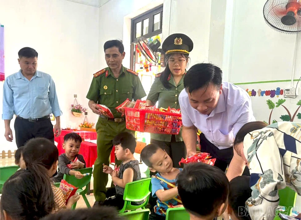 baolaocai-br_trao-cac-phan-qua-cho-cac-chau-truong-mam-non-so-2-phuc-khanh-2477.png