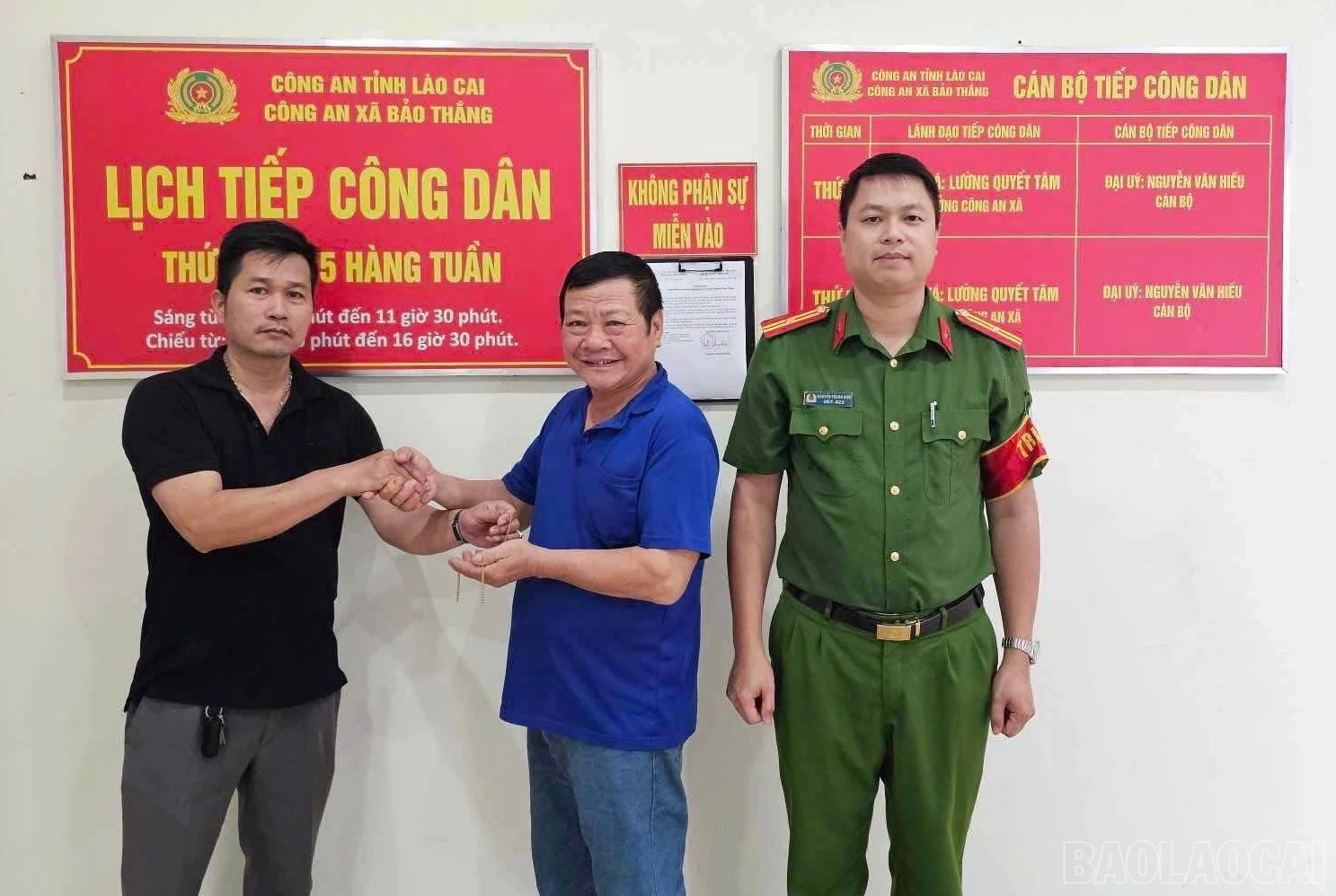 baolaocai-br_tai-tru-so-cong-an-xa-bao-thang-anh-do-cao-son-trao-tra-5-chi-vang-cho-ong-do-viet-quy-7945-3618.png