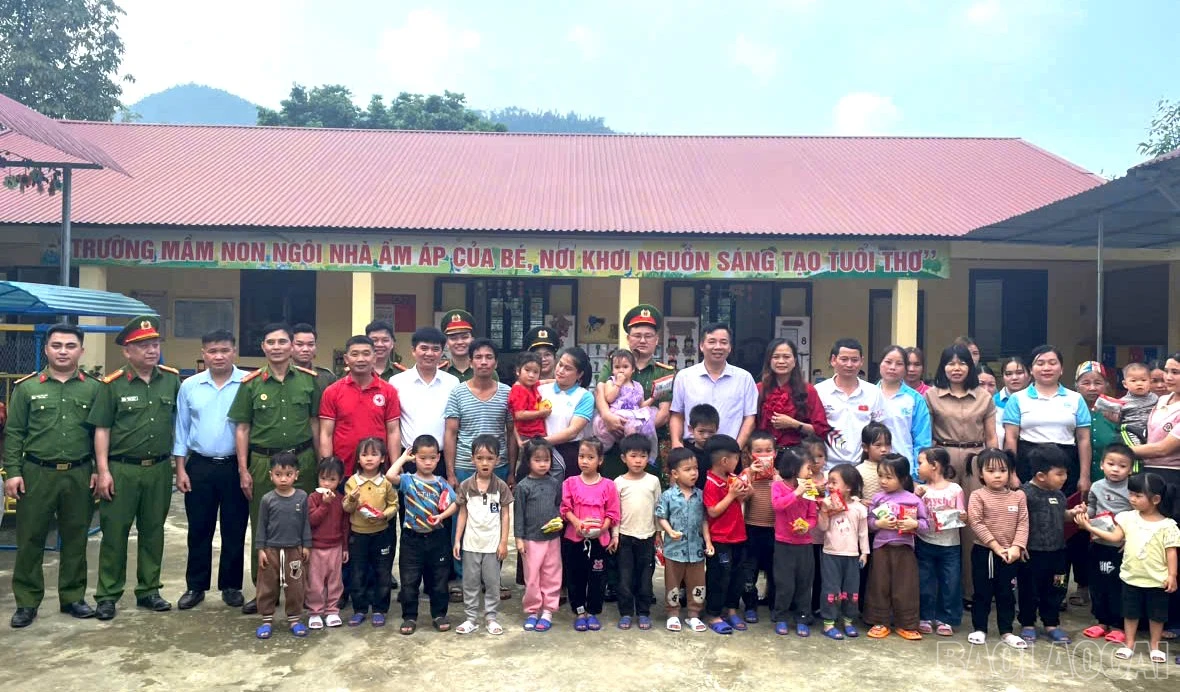 baolaocai-br_cong-an-xa-nhan-con-nuoi-cong-an-xa-voi-chau-ninh-thi-ly-hoi-lhpn-xa-nhan-do-dau-chau-ninh-thi-lieu.jpg