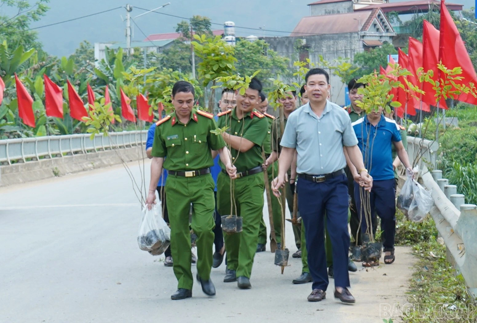 baolaocai-br_dong-dao-doan-vien-thanh-nien.jpg