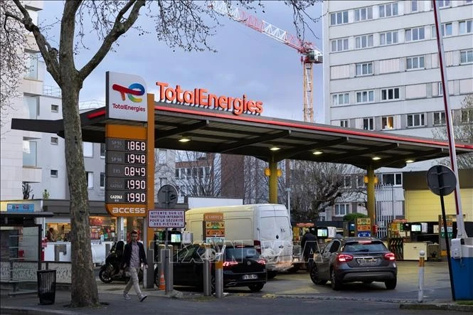 Bơm xăng cho các phương tiện tại một trạm xăng ở Paris, Pháp, ngày 9/3/2026.