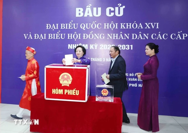 Đồng chí Phạm Thị Thanh Trà, Bí thư Trung ương Đảng, Phó Thủ tướng Chính phủ bỏ phiếu bầu cử tại điểm bầu cử số 7, phường Xuân Đỉnh, thành phố Hà Nội.