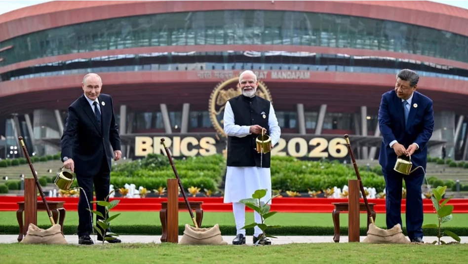 Tổng thống Nga Vladimir Putin (trái), Thủ tướng Ấn Độ Narendra Modi và Chủ tịch nước Trung Quốc Tập Cận Bình trồng cây trong khuôn khổ Hội nghị thượng đỉnh lần thứ 18 các nhà lãnh đạo BRICS tại New Delhi, Ấn Độ. (Ảnh: Cục Thông tin Báo chí Ấn Độ/AFP)