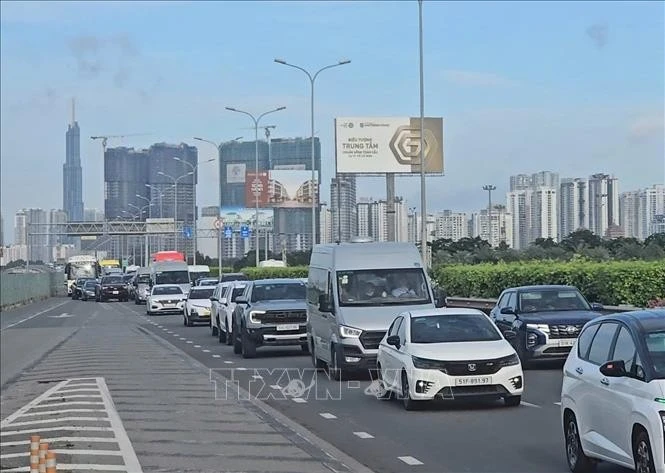 Các phương tiện nối đuôi nhau đoạn từ nút giao An Phú vào đường dẫn lên cao tốc TP Hồ Chí Minh - Long Thành sáng 30/8 ngày nghỉ lễ thứ hai kỳ nghỉ Quốc khánh 2/9. Ảnh: Hồng Đạt/TTXVN