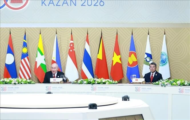 Tổng thống Nga Vladimir Putin và Thủ tướng Lê Minh Hưng cùng Trưởng đoàn các nước tham dự Hội nghị Cấp cao Kỷ niệm 35 năm quan hệ ASEAN - Nga làm việc về hội nhập Á - Âu.