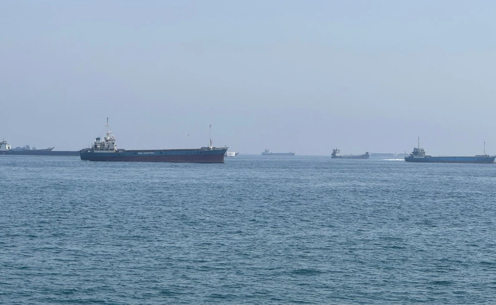 Tàu thuyền di chuyển qua eo biển Hormuz.
