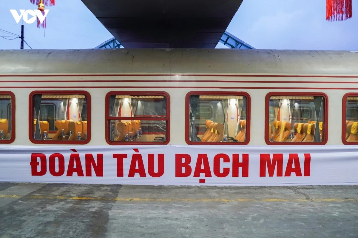 Đoàn tàu Bạch Mai không đơn thuần là phương tiện đưa các đại biểu, cán bộ viên chức từ Hà Nội tới Ninh Bình. Đó là còn là biểu tượng của sự kết nối, của khát vọng đưa y tế chất lượng cao đến hơn, gần hơn với người dân.