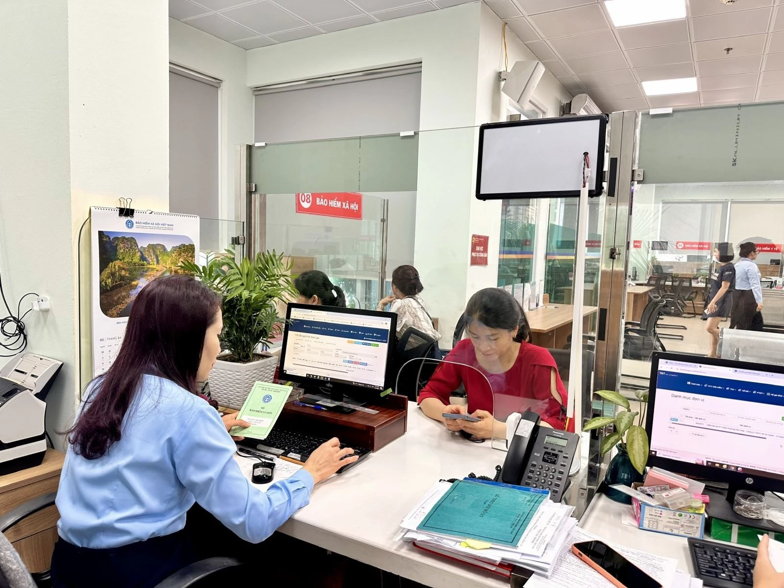 Giải quyết thủ tục hành chính BHXH.
