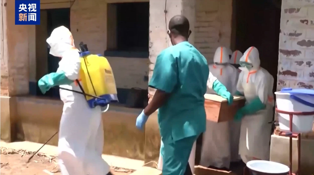 Phun khử khuẩn khu vực lây nhiễm dịch bệnh Ebola tại CHDC Congo. (Ảnh: CCTV)