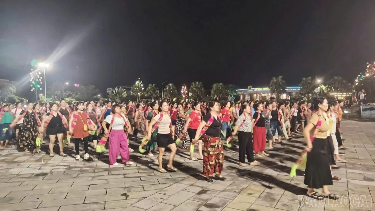 baolaocai-br_luc-luong-dien-vien-quan-chung-tu-cac-xa-phuong-trung-tam-nghia-lo-cau-thia-lien-son-hao-hung-tham-gia-luyen-tap-man-dai-xoe-9643.jpg