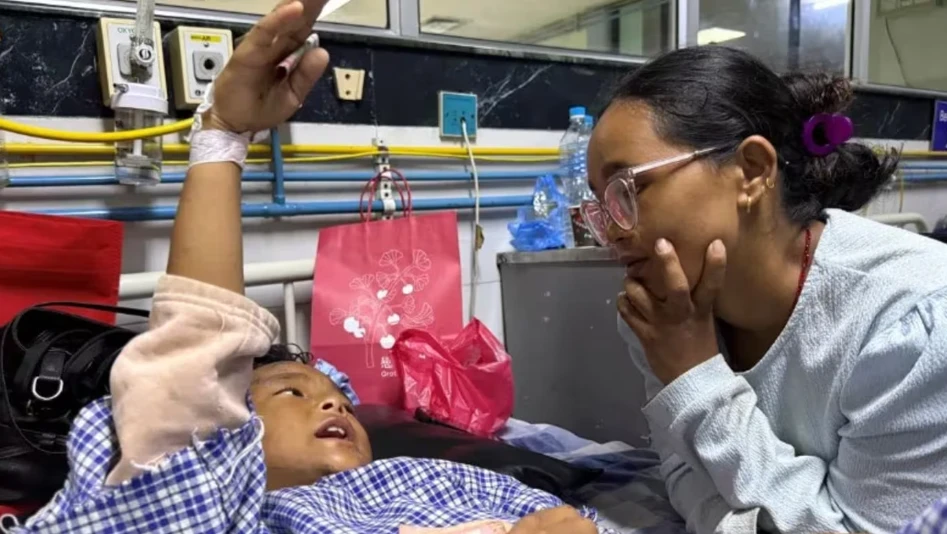Cậu bé Zoyal Ghale, 8 tuổi, đã được đoàn tụ với mẹ tại một bệnh viện ở Kathmandu sau khi bị thương trong trận lũ lụt ở Nepal. (Ảnh: Reuters)