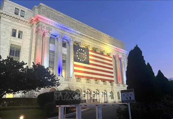 Trụ sở Bộ Tài chính Mỹ tại thủ đô Washington được trang trí bằng quốc kỳ cỡ lớn và biểu tượng "Freedom 250" nhân dịp kỷ niệm 250 năm Quốc khánh Mỹ. Ảnh: Đoàn Hùng/PV TTXVN tại Washington