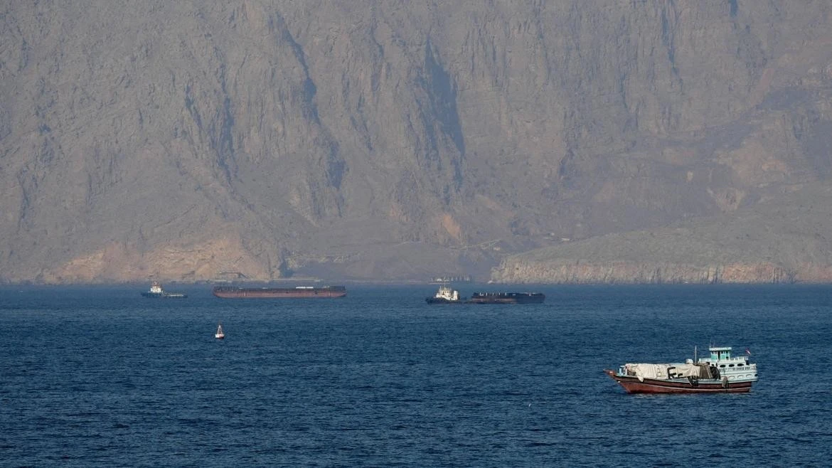Các tàu biển tại eo biển Hormuz. Nguồn: Reuters