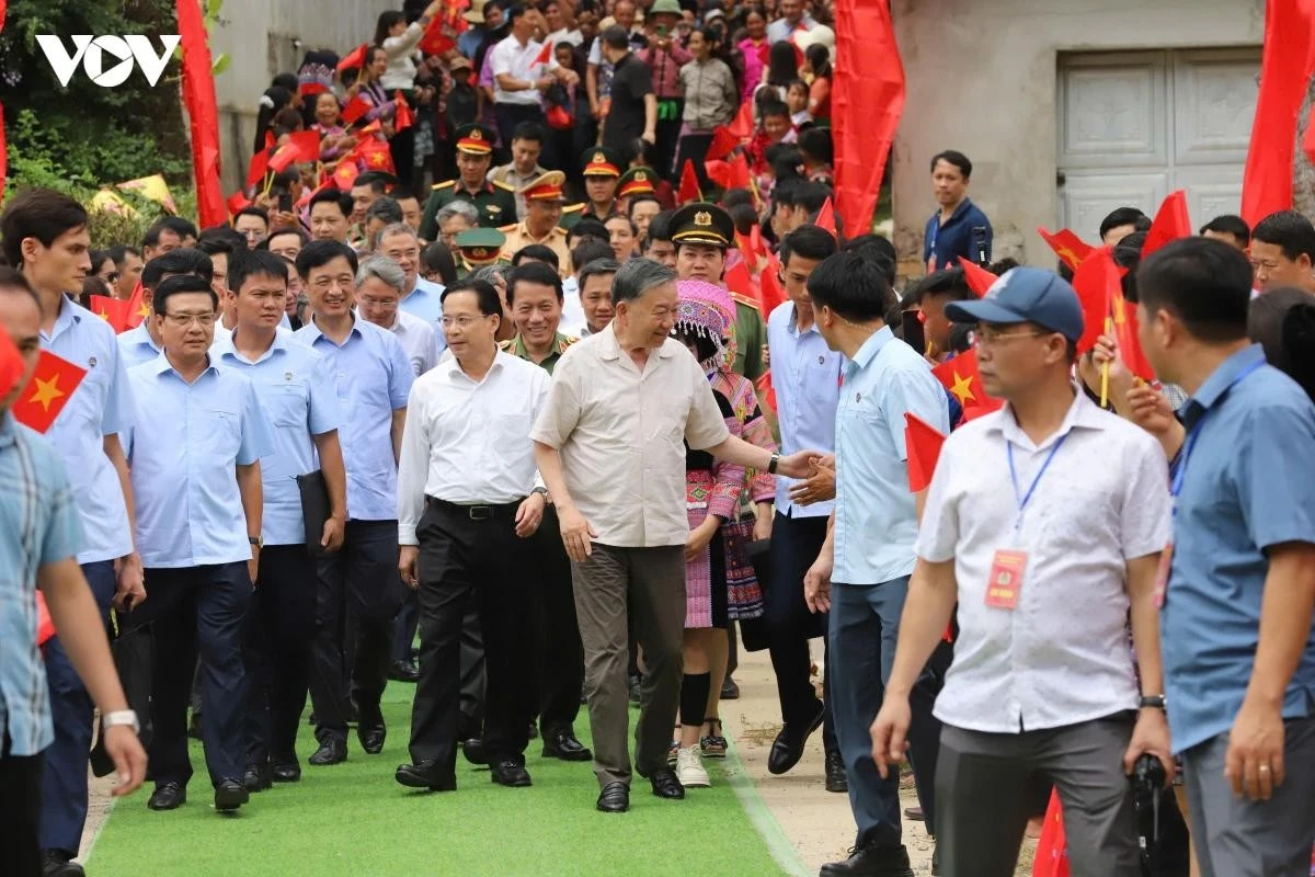 Tổng Bí thư, Chủ tịch nước Tô Lâm về thăm và dự Ngày hội toàn dân bảo vệ An ninh Tổ quốc năm 2026 với đông đảo bà con đồng bào các dân tộc trên địa bàn bản Loóng Luông xã Vân Hồ