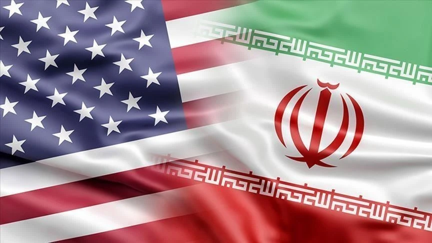 Quốc kỳ Mỹ và quốc kỳ Iran.