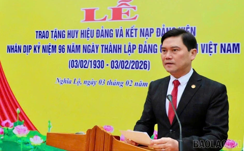 baolaocai-br_dong-chi-luong-manh-ha-bi-thu-dang-uy-chu-tich-hdnd-phuong-phat-bieu-tai-le-ket-nap-dang-vien-moi-5994-3877.jpg