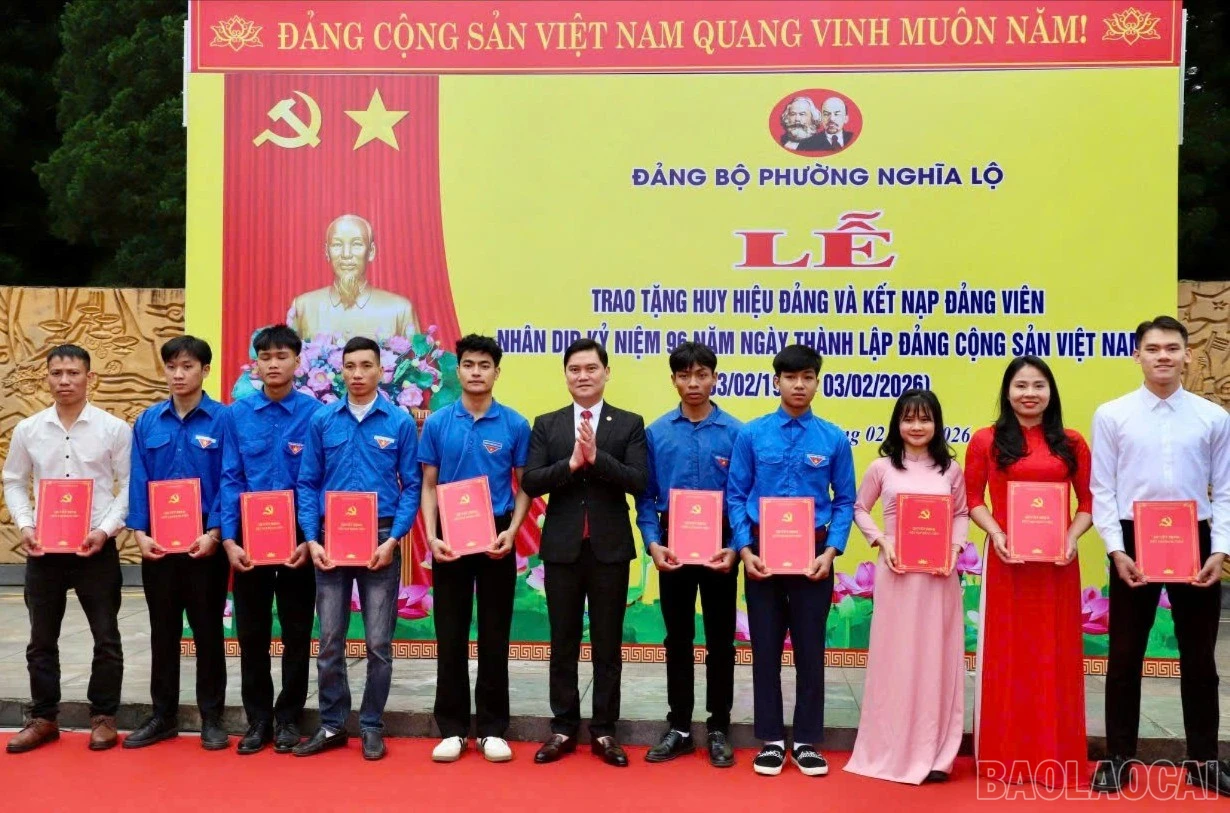baolaocai-br_trao-quyet-dinh-ket-nap-cho-dang-vien-moi-9458.jpg
