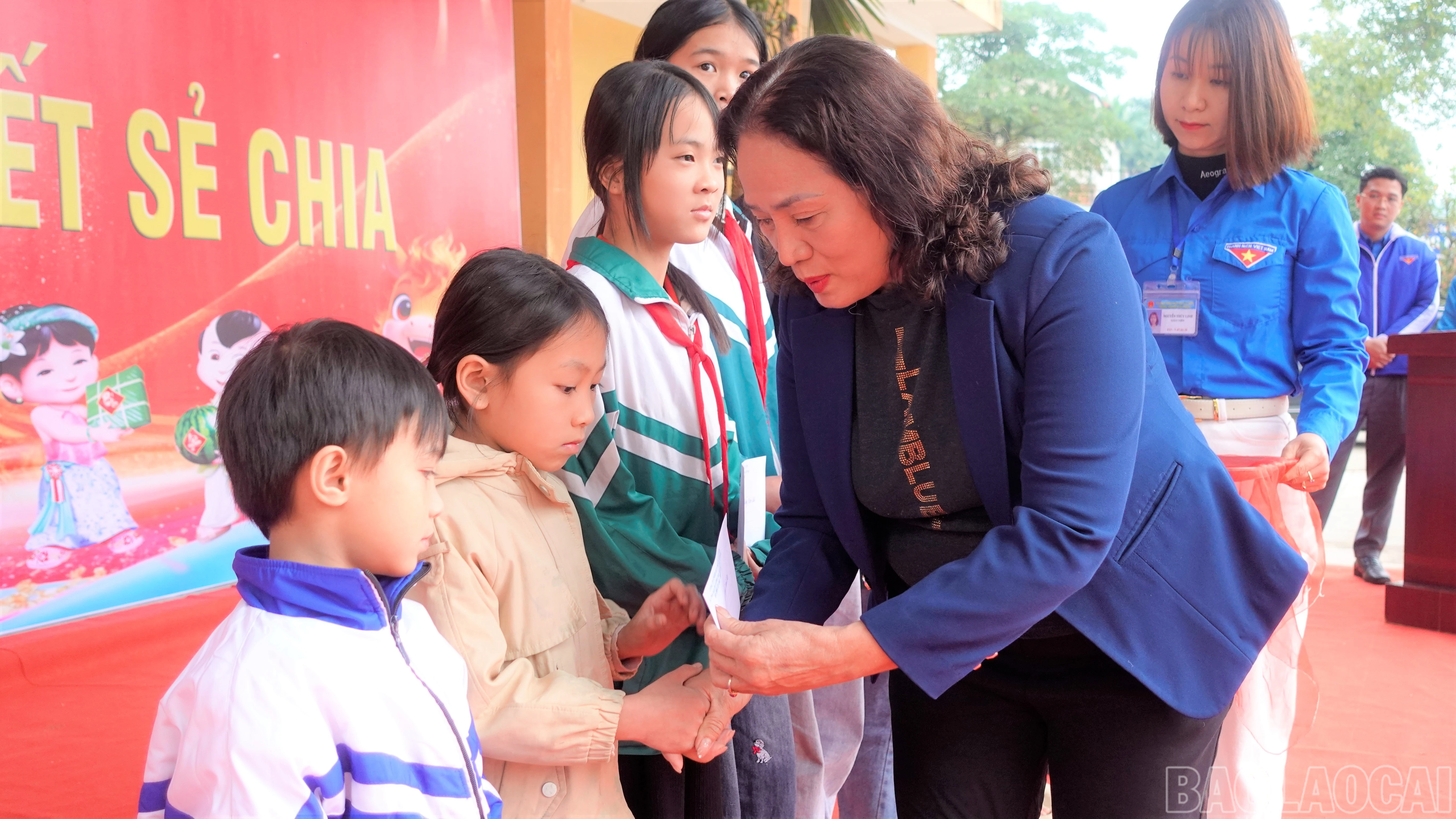 baolaocai-br_cong-ty-tnhh-huy-hoang-tang-qua-tet-cho-cac-em-hoc-sinh-hoan-canh-kho-khan.jpg